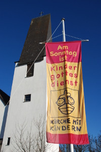 Foto: Kindergottesdienstfahne weht vor St. Johannes